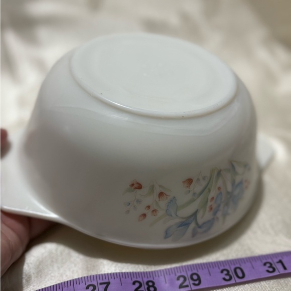 Vintage Pyrex White and Blue Floral Casserole Dish - Picture 8 of 10